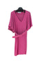 Abito corto ciclamino in crepe con scollo a V e cinta
