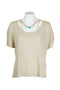 Maglia regular beige con scollo a V e accessorio logo metallico