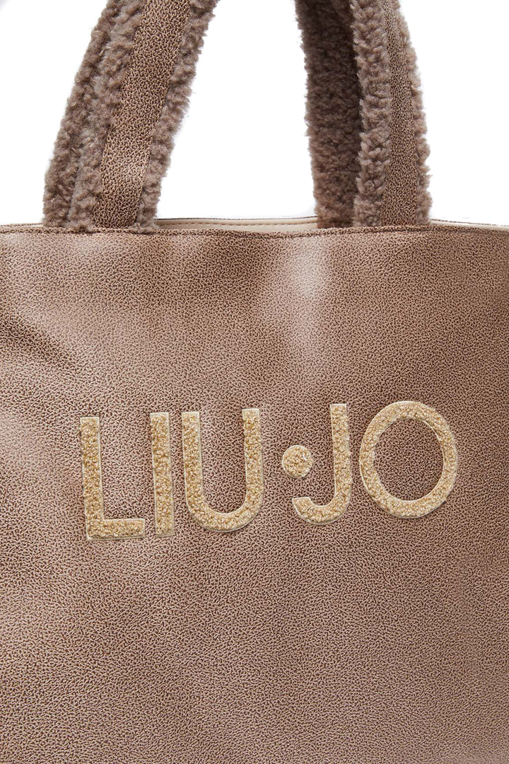 Shopping bag cammello in tessuto spalmato e dettagli in teddy