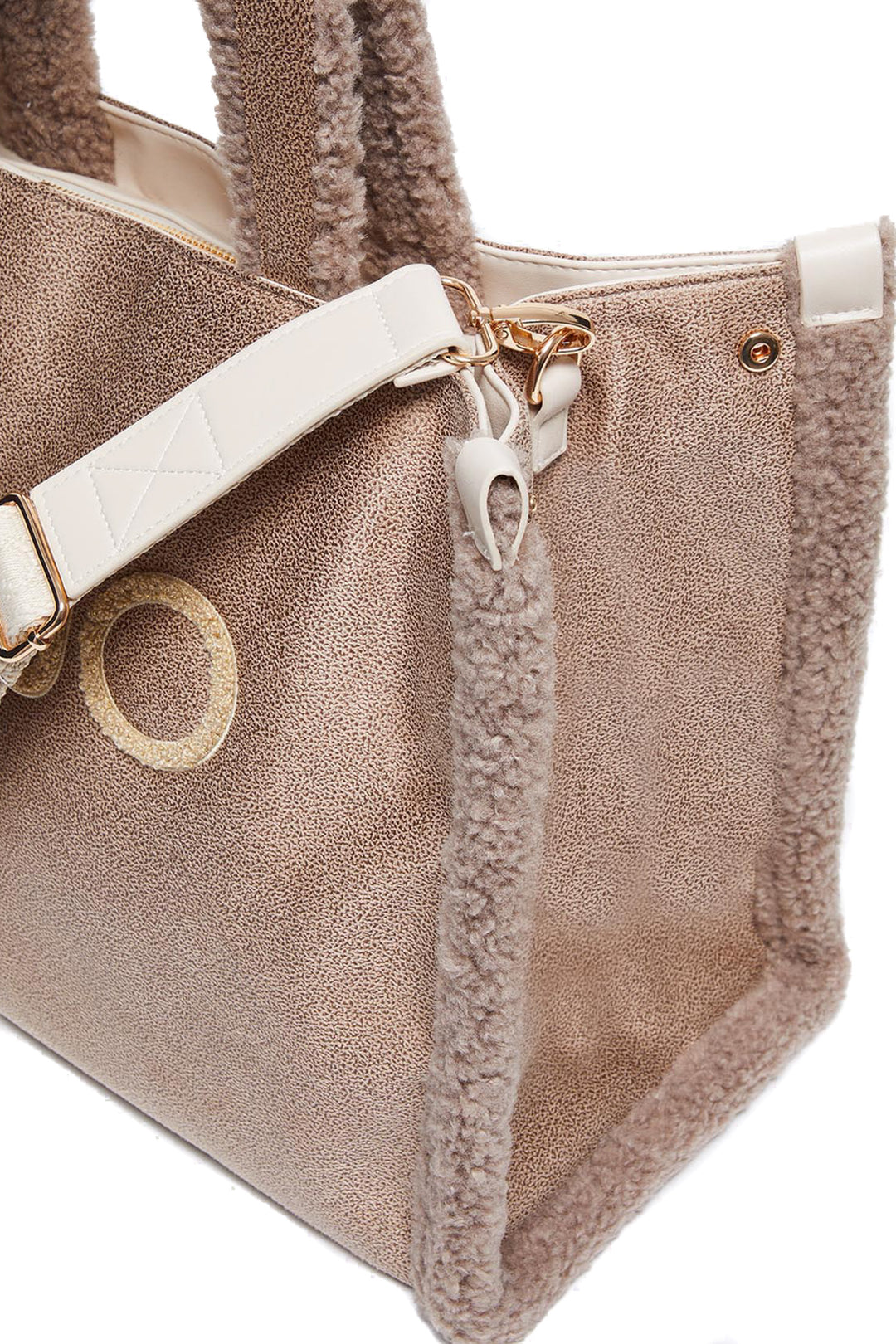 Shopping bag cammello in tessuto spalmato e dettagli in teddy