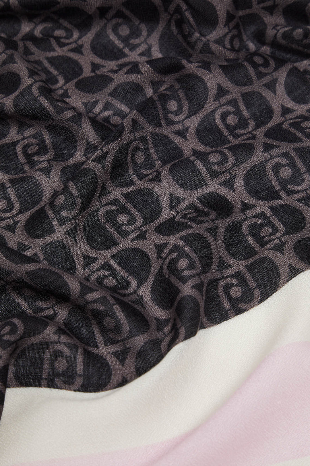 Stola nera con logo stampato