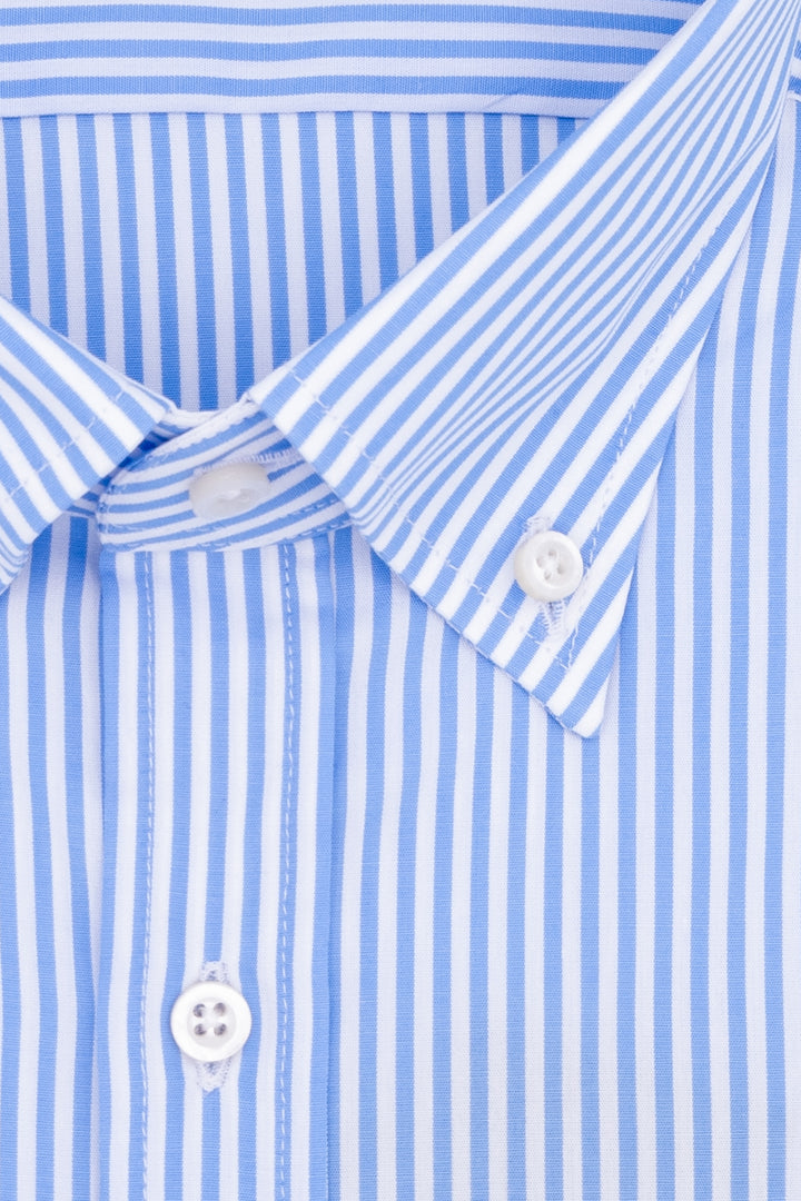Camicia button down in cotone a righe bianche e azzurre