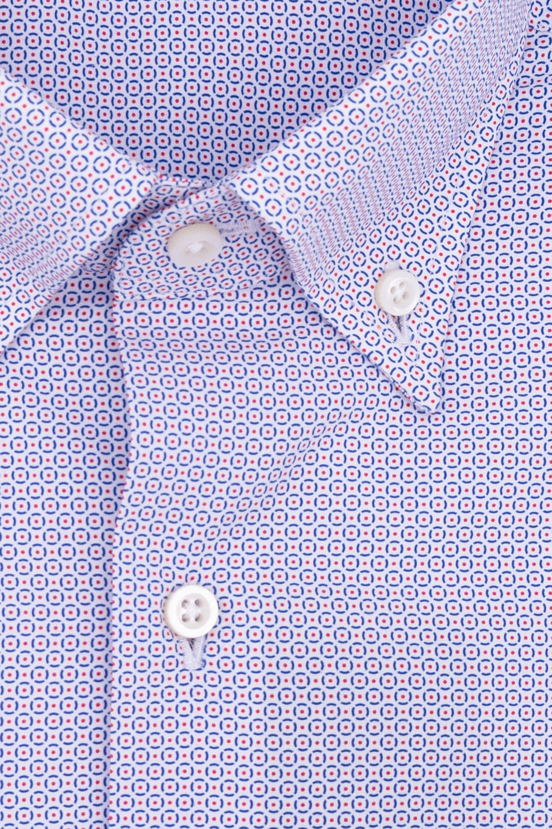 Camicia slim button down in cotone con microstampa geometrica blu e rossa