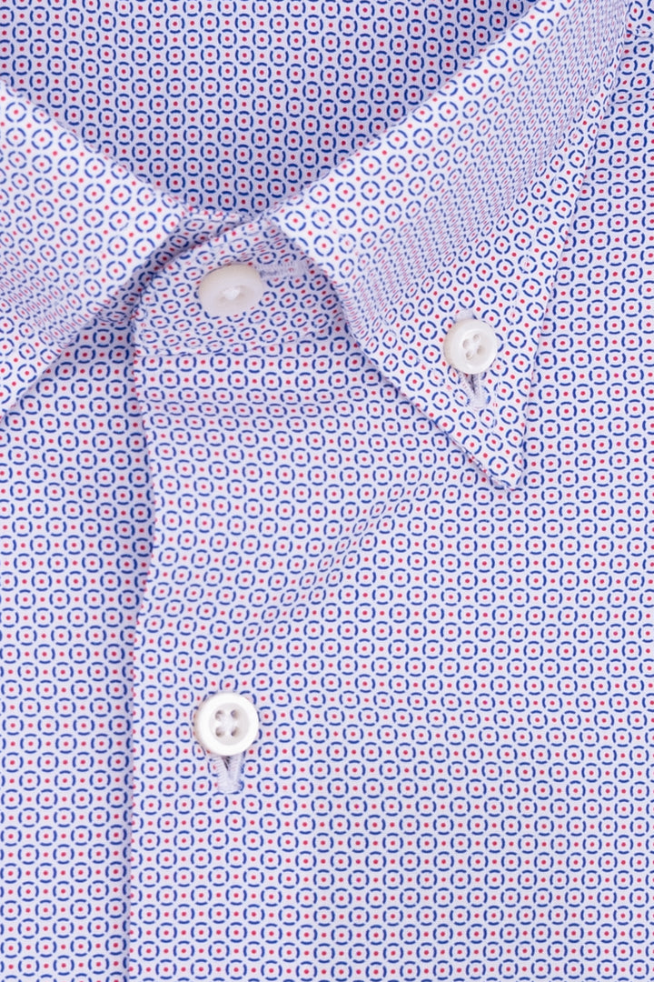 Camicia slim button down in cotone con microstampa geometrica blu e rossa