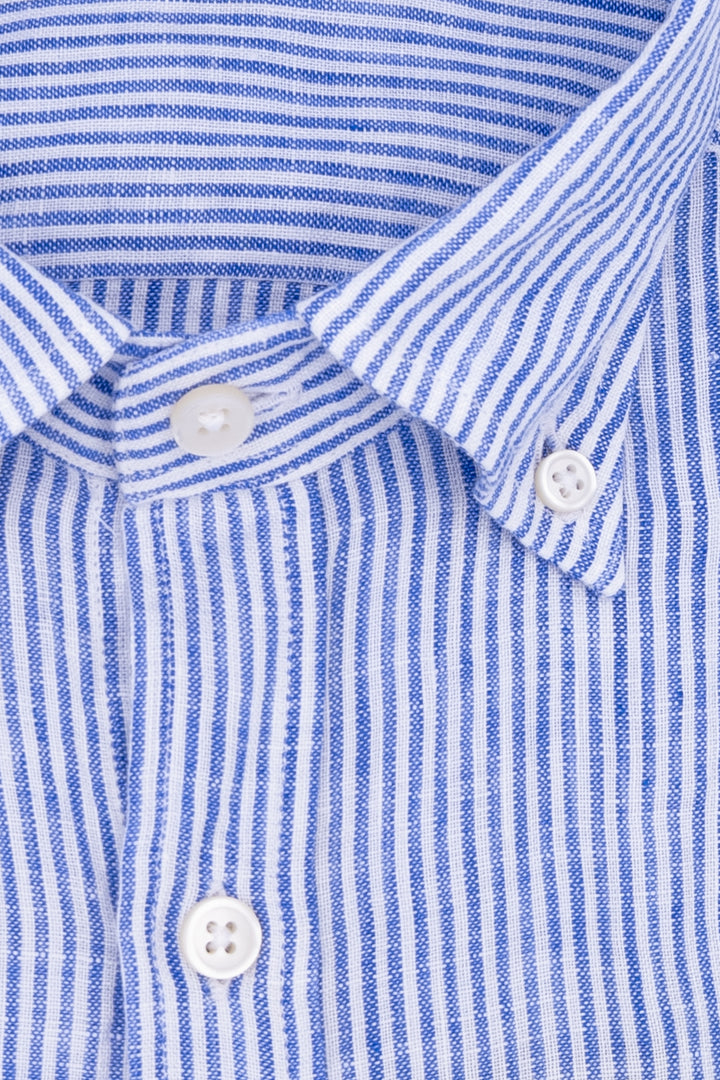 Camicia slim button down in lino a righe bianche e blu